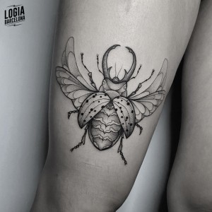 tatuaje_pierna_escarabajo_victor_dalmau_logiabarcelona       
